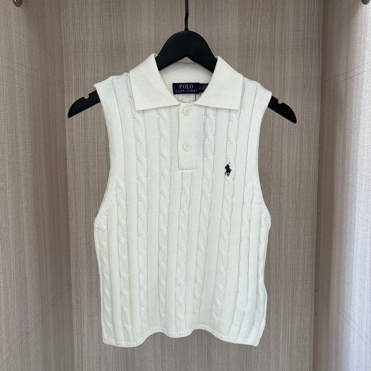P160 RALPH LAUREN Ralph Lauren five-color classic small label embroidery polo collar sleeveless button pullover knitted sweater women's top. Pure original high-density LOGO embroidery on the chest, original 1:1 customized tag accessories. Made of pure cotton yarn and multi-knitted, pure cotton is skin-friendly and comfortable, small label war horse embroidered twist button polo neck sweater 🐎 high quality, follow the blogger to learn how to wear it! Let’s buy a Ralph Lauren cable sweater. It’s a super hard-to-find series after it became popular. It’s hard to find one on the official website. It’s simple and practical, has a lazy and loose feel, soft and delicate feel, and has a loose fit. Whether worn alone or layered, you can wear a simple one to create different styles of fashion!   Size: S M L XL Color: White Yellow Pink Black Navy